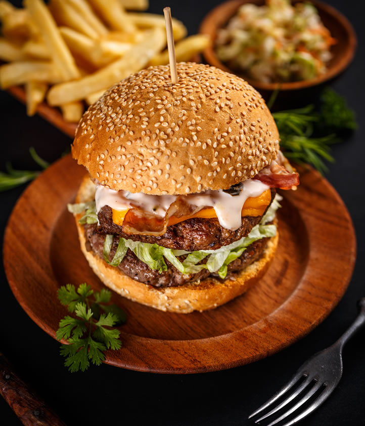 Probieren Sie unsere beliebten Teutonia Burger. Auch vegetarisch!